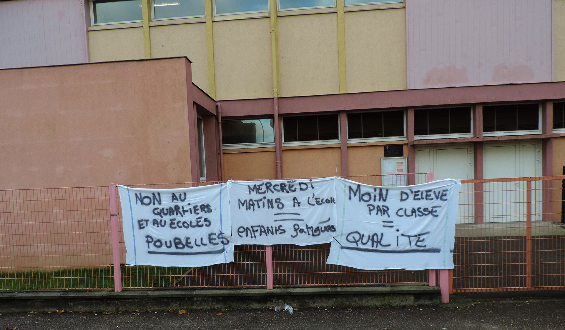 Banderoles devant les écoles Chemin de la Moselle à Metz