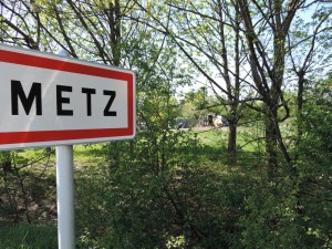 Bienvenue à Metz. Sortie 33 de l'autoroute A31 avec le bidonville à droite