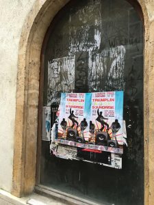 Affichage sauvage sur les vitrines à Metz 